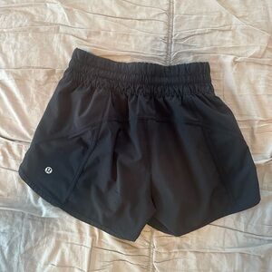 Lululemon Tracker Mid-Rise Shorts 4”